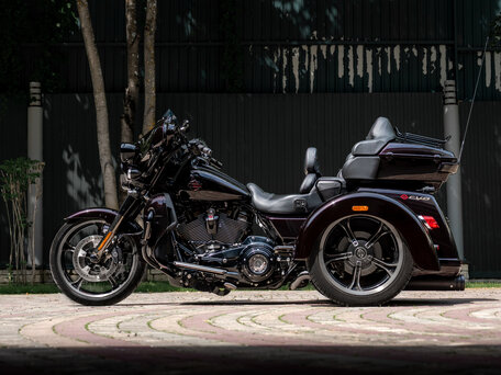 2021 Harley-Davidson CVO Tri Glide, пурпурный, 7777777 рублей, вид 5