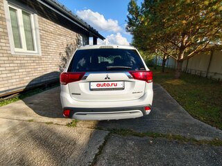 2019 Mitsubishi Outlander III Рестайлинг 3, белый, 1950000 рублей, вид 3