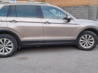 2017 Volkswagen Tiguan II, золотистый, 2250000 рублей, вид 2