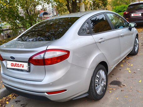 2015 Ford Fiesta Mk6 Рестайлинг, серебристый, 750000 рублей, вид 5