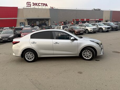 2022 Kia Rio IV Рестайлинг, серый, 1750000 рублей, вид 5