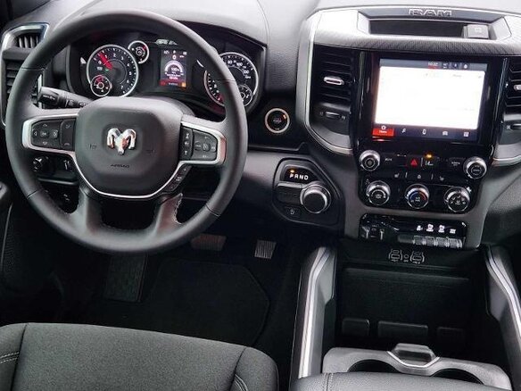 2025 Ram 1500 Quad Cab eTorque V Рестайлинг, белый, 5525000 рублей - вид 7