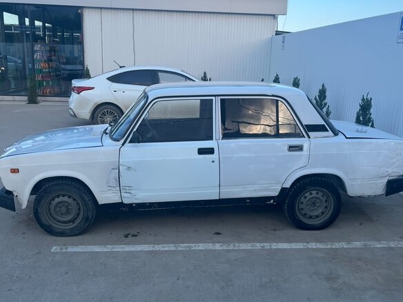 2004 Lada (ВАЗ) 2107, белый, 60000 рублей - вид 3