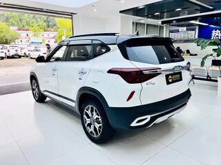 2022 Kia KX3, белый, 1540000 рублей, вид 4