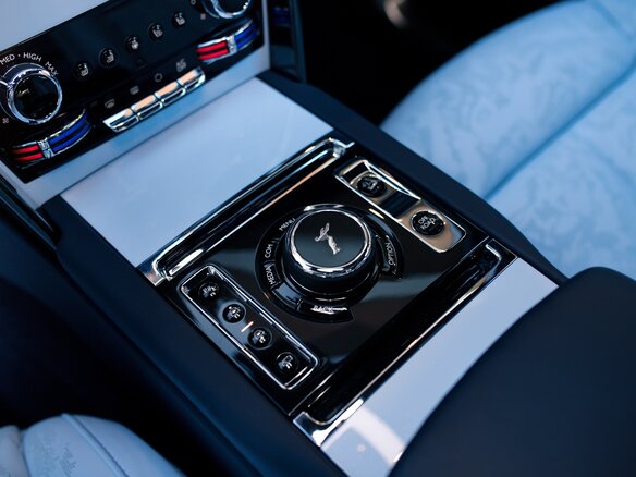 2024 Rolls-Royce Cullinan Black Badge I (Series I), синий, 79000000 рублей - вид 13