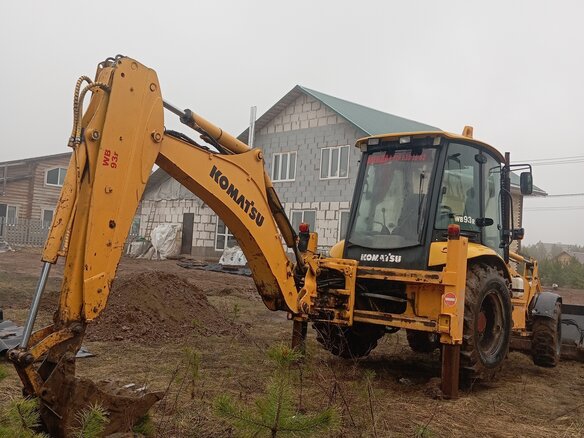 2005 Komatsu WB93R-5, жёлтый, 2990000 рублей - вид 1