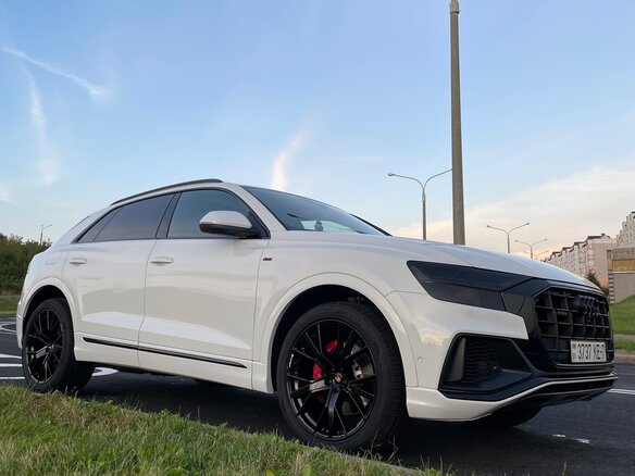 2020 Audi Q8 55 TFSI I (4M), белый, 5400000 рублей - вид 1