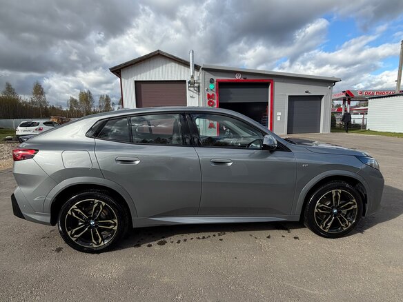 2024 BMW X2 xDrive25i II (U10), серый, 5650000 рублей - вид 3