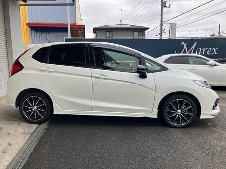 2017 Honda Fit III Рестайлинг, белый, 810000 рублей, вид 1
