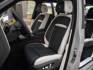 2026 Rolls-Royce Cullinan Black Badge I Рестайлинг (Series II), серый, 67900000 рублей, вид 2