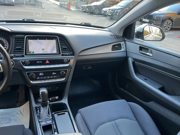 2018 Hyundai Sonata VII (LF) Рестайлинг, белый, 1900000 рублей - вид 3