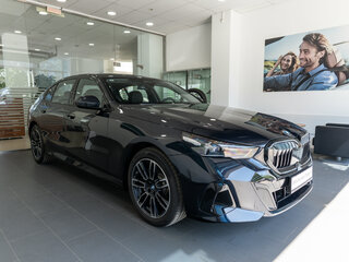2025 BMW 5 серии Long 530Li xDrive VIII (G60/G61/G68), чёрный, 9990000 рублей, вид 3