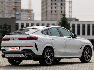 2022 BMW X6 40i III (G06), белый, 9250000 рублей, вид 2