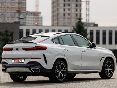 2022 BMW X6 40i III (G06), белый, 9250000 рублей, вид 2
