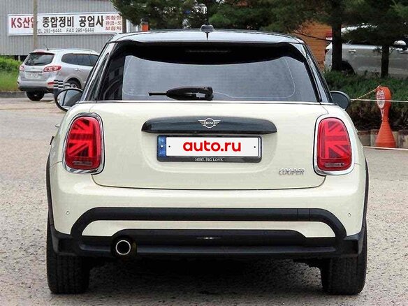 2022 Mini Hatch Cooper III (F55/F56) Рестайлинг 2, бежевый, 2170000 рублей - вид 4