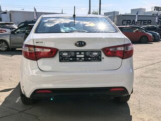 2013 Kia Rio III, белый, 820000 рублей, вид 4