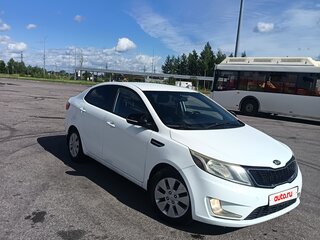 2013 Kia Rio 4-speed III, белый, 600000 рублей, вид 4