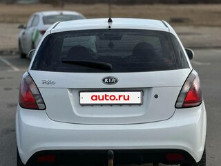 2009 Kia Rio II, белый, 450000 рублей, вид 2