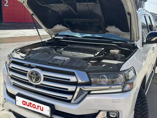 2017 Toyota Land Cruiser 200 Series Рестайлинг 2, белый, 6400000 рублей, вид 5