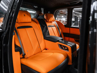 2023 Rolls-Royce Cullinan Black Badge I (Series I), чёрный, 40700000 рублей, вид 4