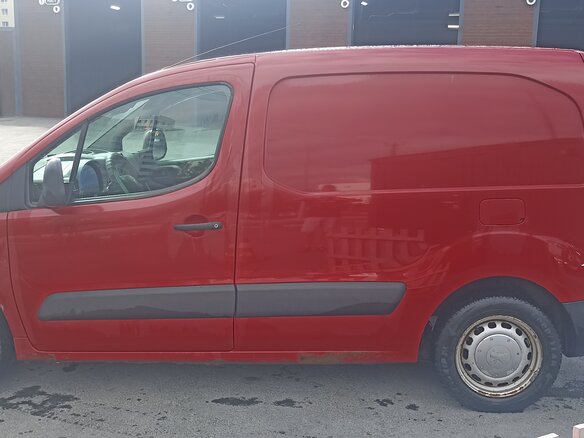 2009 Peugeot Partner II, красный, 460000 рублей - вид 4