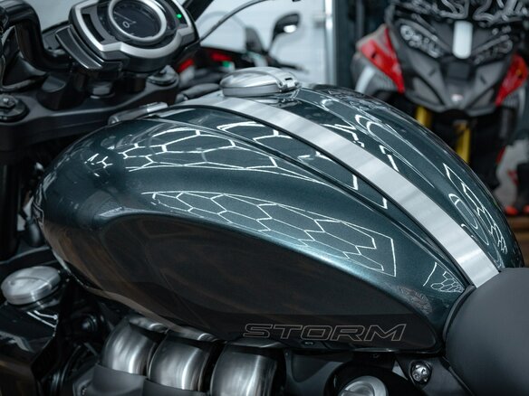 2026 Triumph Rocket 3, чёрный, 3390000 рублей - вид 15
