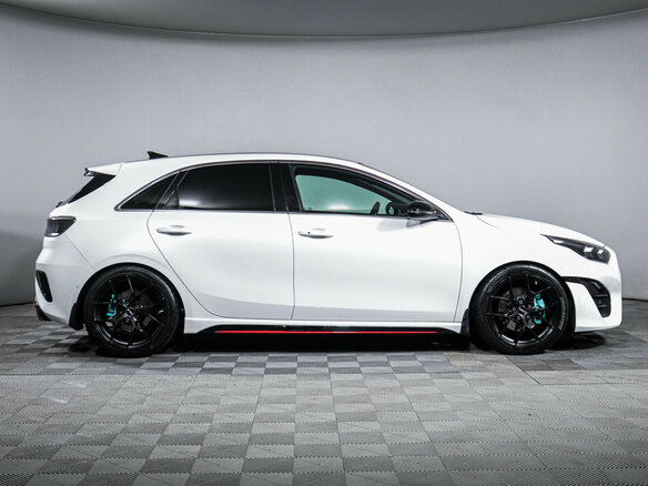 2021 Kia Ceed III Рестайлинг, белый - вид 3