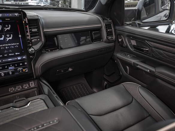 2026 Ram 1500 Crew Cab V Рестайлинг, серебристый, 9390000 рублей - вид 32