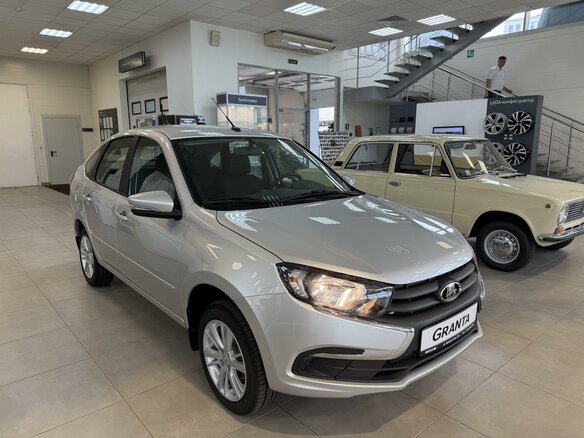 2026 Lada (ВАЗ) Granta I Рестайлинг, серебристый - вид 2