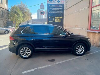 2018 Volkswagen Tiguan II, чёрный, 1990000 рублей, вид 4