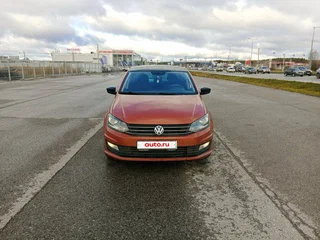 2017 Volkswagen Polo V Рестайлинг, красный, 950000 рублей, вид 3