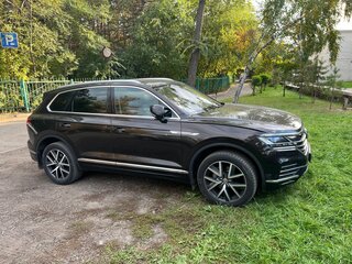 2018 Volkswagen Touareg III, коричневый, 4700000 рублей, вид 1