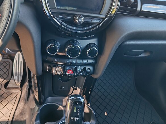 2020 Mini Hatch Cooper III (F55/F56) Рестайлинг, чёрный, 2200000 рублей - вид 17