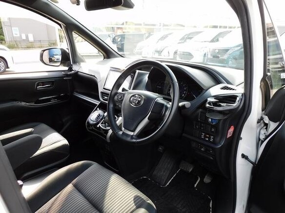 2021 Toyota Voxy III (R80) Рестайлинг, белый, 2010000 рублей - вид 7