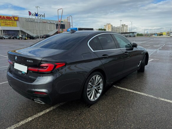 2022 BMW 5 серии 530i xDrive VII (G30/G31/G38) Рестайлинг, серый, 4250000 рублей - вид 4