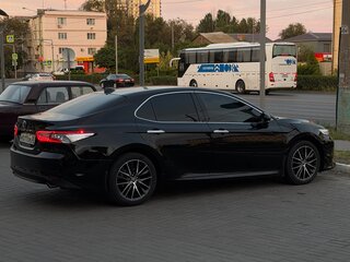 2020 Toyota Camry VIII (XV70), чёрный, 3050000 рублей, вид 4