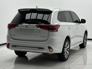 2022 Mitsubishi Outlander III Рестайлинг 3, белый, 1900000 рублей, вид 3