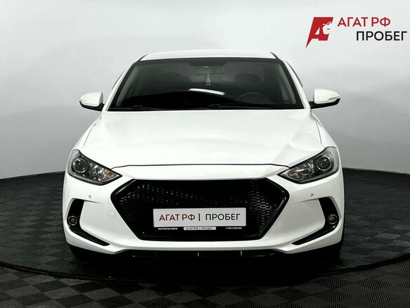 2017 Hyundai Elantra VI (AD), белый, 1600000 рублей - вид 2