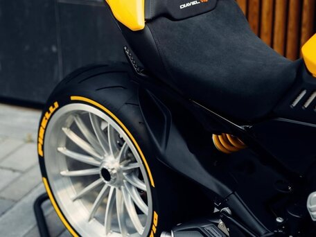 2024 Ducati Diavel V4, жёлтый, 2999999 рублей, вид 4