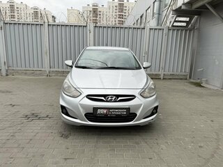 2013 Hyundai Solaris I, серебристый, 675000 рублей, вид 2