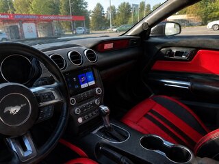 2018 Ford Mustang VI Рестайлинг, белый, 2650000 рублей, вид 3