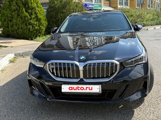 2024 BMW 5 серии 530i VIII (G60/G61/G68), чёрный, 7000000 рублей, вид 2