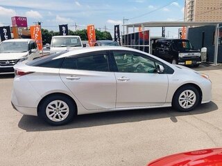 2017 Toyota Prius IV (XW50), серебристый, 1300000 рублей, вид 4