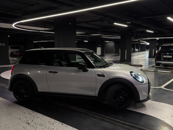 2022 Mini Hatch Cooper III (F55/F56) Рестайлинг 2, серебристый, 2850000 рублей - вид 2