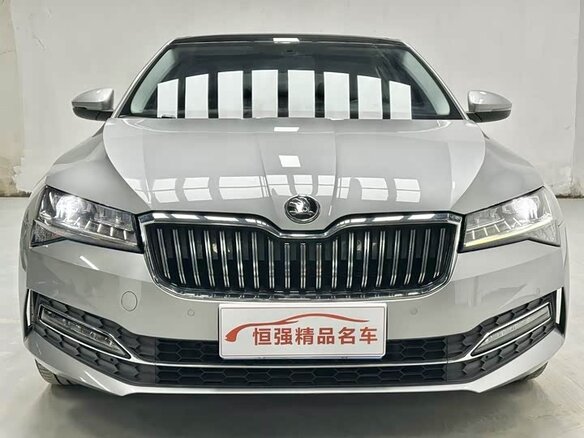 2021 Skoda Superb III Рестайлинг, серебристый, 1890000 рублей - вид 2