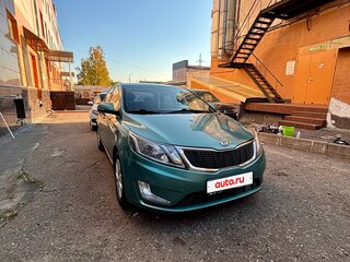 2013 Kia Rio 5-speed III, зелёный, 700000 рублей, вид 3
