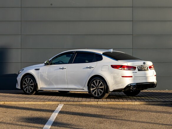 2019 Kia Optima IV Рестайлинг, белый, 1895000 рублей - вид 3