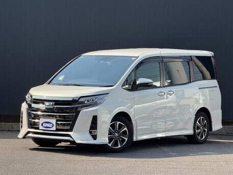 2021 Toyota Noah III (R80) Рестайлинг, белый, 1850000 рублей, вид 1