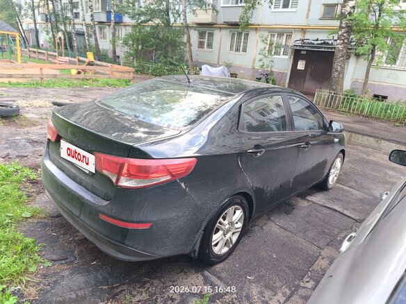 2016 Kia Rio III Рестайлинг, чёрный, 800000 рублей - вид 3