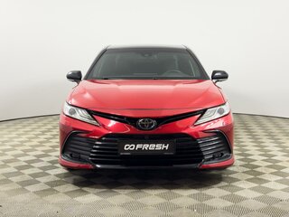 2021 Toyota Camry VIII (XV70) Рестайлинг, красный, 2650000 рублей, вид 3